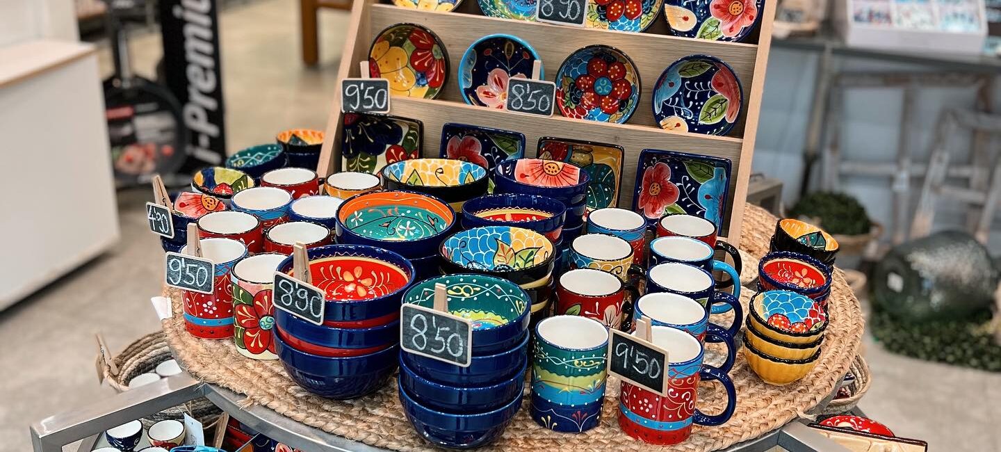 En nuestra tienda Decora podrás encontrar una selección de piezas de cerámica y decoración realizadas a mano